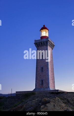 Francia, Pirenei orientali, Port Vendres muniti di cape, Cap Bear faro di notte, classificato come monumento storico Foto Stock