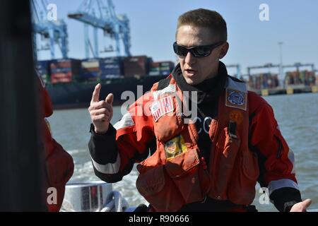 Coast Guard Petty Officer di prima classe e la Giordania Spangler, ingegneria petty officer alla stazione di Portsmouth, Virginia, incarica i membri dell'equipaggio durante un traino evoluzione della formazione a bordo di un 45-piede Boat-Medium risposta sul fiume del Elizabeth, 16 marzo 2017. Stazione personale di Portsmouth condotta regolarmente due-boat di formazione al fine di mantenere la loro competenza nel corso della vita reale emergenza. Foto Stock