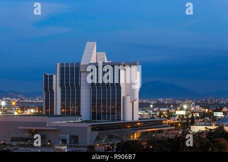 La Tunisia, Tunisi, vista di un edificio contemporaneo che al crepuscolo Foto Stock