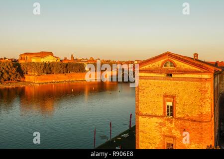 Francia, Haute-Garonne, Toulouse, elencati a grandi siti turistici in Mezzogiorno-Pirenei, vista delle rive della Garonna al tramonto Foto Stock