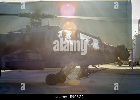 Un U.S. Esercito nazionale Guard AH-64D Longbow Apache elicottero con il primo gruppo, 130attacco battaglione di ricognizione, taxi prima del decollo il 6 marzo 2017, a Hurlburt Field, Fla. la Apache è volato a sostegno di Emerald Warrior 2017, U.S. Il Comando Operazioni Speciali esercizio dove comune di forze per le operazioni speciali treno per impegnare le minacce in tutto lo spettro di un conflitto. Foto Stock