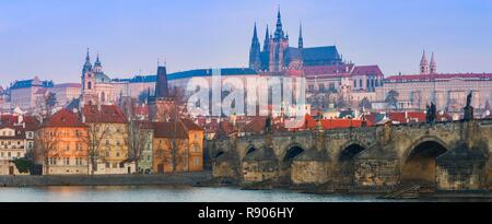 Repubblica ceca, Boemia, Praga, elencato come patrimonio mondiale dall'UNESCO, la vista del Castello di Praga di sunrise Foto Stock
