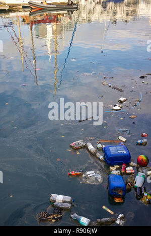 Rifiuti di plastica nel Dock di campanatura a Portsmouth Foto Stock