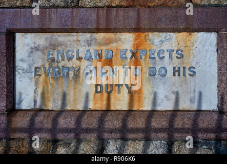 Inghilterra si aspetta che ogni uomo a fare il suo dovere targa sul monumento di Trafalgar, Southsea seafront, Portsmouth Foto Stock