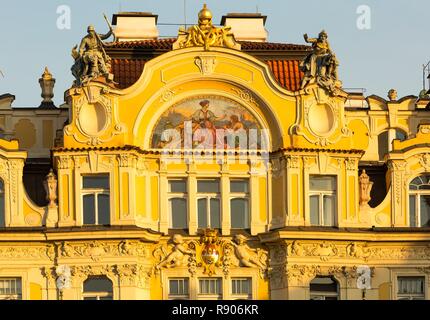 Repubblica ceca, Boemia, Praga, elencati come patrimonio mondiale dall' UNESCO, facciate di edifici del centro storico della città di sunrise Foto Stock