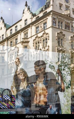 Repubblica ceca, Boemia, Praga, elencato come patrimonio mondiale dall'UNESCO, la riflessione sulla finestra di un business di lusso nel centro storico della città Foto Stock