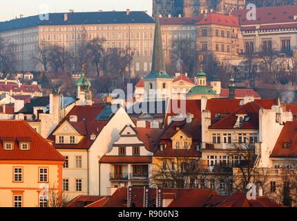 Repubblica ceca, Boemia, Praga, elencato come patrimonio mondiale dall'UNESCO, la vista del Castello di Praga di sunrise Foto Stock
