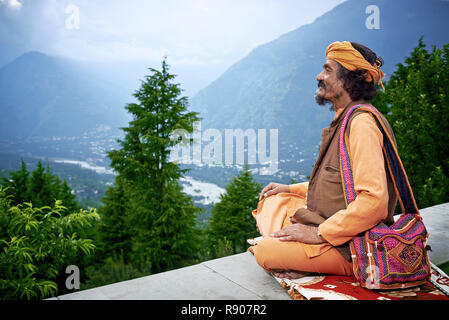 Naggar, India - 17 Luglio: Indiano bramino guarda giù dall'Himalaya alla valle Kullu. Luglio 17, 2013 in Naggar, Kullu Valley, Himachal Prades Foto Stock