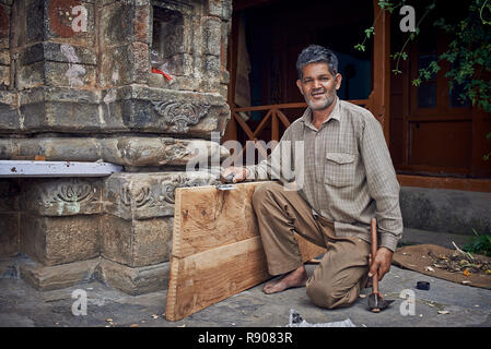 Naggar, India - 17 Luglio: Indiano carpenter ha fatto una nuova porta. In posa per la fotografia. Luglio 17, 2013 in Naggar, Kullu Valley, Himachal Pradesh, India. Foto Stock