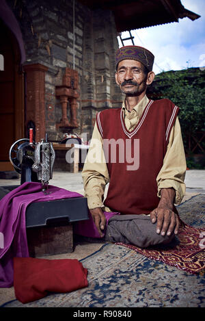 Naggar, India - 17 Luglio: tradizionale indiana sarto. In posa per la fotografia. Luglio 17, 2013 in Naggar, Kullu Valley, Himachal Pradesh, India. Foto Stock