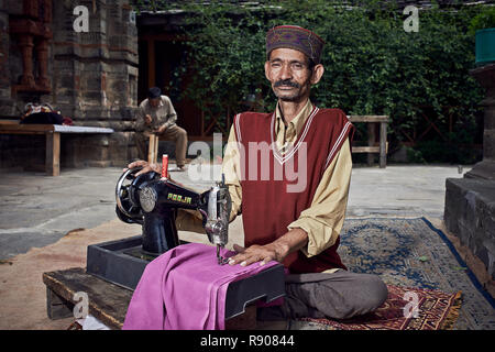 Naggar, India - 17 Luglio: tradizionale indiana sarto. In posa per la fotografia. Luglio 17, 2013 in Naggar, Kullu Valley, Himachal Pradesh, India. Foto Stock