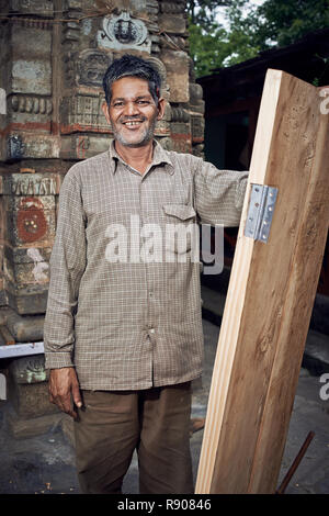 Naggar, India - 17 Luglio: Indiano carpenter ha fatto una nuova porta. In posa per la fotografia. Luglio 17, 2013 in Naggar, Kullu Valley, Himachal Pradesh, India. Foto Stock