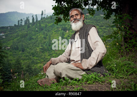 NAGGAR, India - 17 Luglio: tipico locale indù del nord di uomini in abiti tradizionali per il Nord il 17 luglio 2013. Naggar, Kullu Valley, Himachal Pradesh, Foto Stock