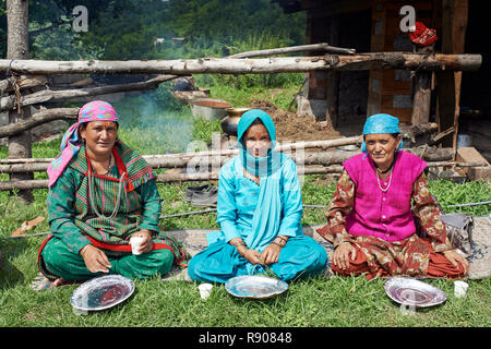 Naggar, India - 17 Luglio: donna indiana in attesa di un cibo speciale - prasadam. Prasad rituale cibo cucinato e offerto a Dio. Luglio 17, 2013 in Naggar, Ku Foto Stock