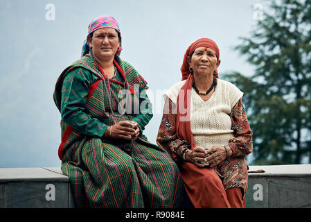 NAGGAR, India - 17 Luglio: locali tipici delle donne indiane dell India del Nord in abito tradizionale per il Nord il 17 luglio 2013. Naggar, Kullu Valley, Himachal Foto Stock