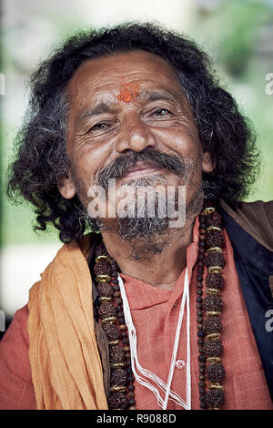 Naggar, India - 17 Luglio: Рortrait di bramino. Sorridente bramino indiano. Indian uomo pone per le foto. Luglio 17, 2013 in Naggar, Kullu Valley, Himachal Prad Foto Stock