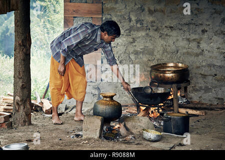 NAGGAR, India - 17 Luglio: cucina indiana. Uomo indù la preparazione di cibo per una cerimonia di nozze tradizionale sulla luglio 17, 2013. Naggar, Kullu Valley, Himachal Foto Stock