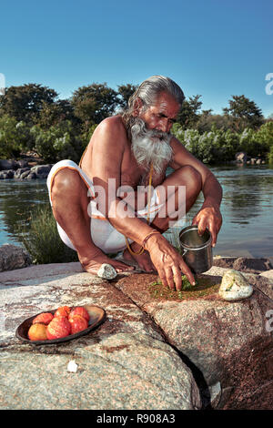 Orchha, Madhya Pradesh, India - 20 Ottobre 2018: Cucina yogic prima colazione. Uomo indù preparazione sabji nel villaggio locale. Sabji come un tradizionale pasto in Foto Stock