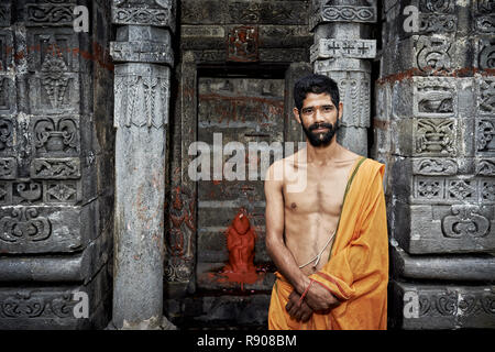 Naggar, India - 17 Luglio: Indiano giovane bramino sorge nei pressi del tempio di Krishna. Luglio 17, 2013 in Naggar, Kullu Valley, Himachal Pradesh, India. Foto Stock