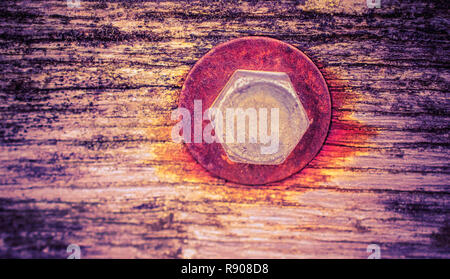 Vite arrugginito in un asse di legno Foto Stock