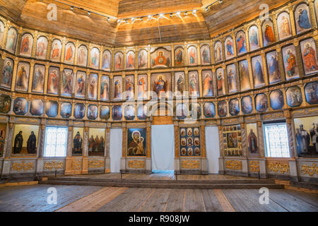 L'iconostasi nella chiesa in legno di Elia Profeta, villaggio Tsypino, Vologda regione, Russia Foto Stock