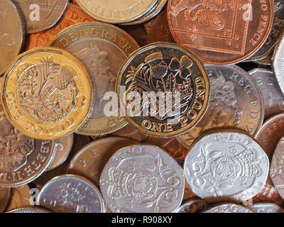 LONDON, Regno Unito - CIRCA NOVEMBRE 2018: Pound monete denaro (GBP), valuta del Regno Unito utili come uno sfondo Foto Stock
