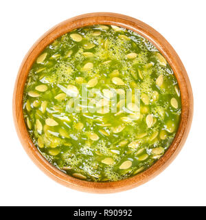 Kiwano pasta nella ciotola di legno. Verde Lime, gelatinoso carne di cornuto melone, anche cornuto africana cetriolo, jelly melone, zucca coperto o melano. Foto Stock