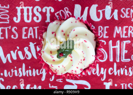 Cupcake Sainsbury's Red Velvet con tovagliolo natalizio - guardando dall'alto Sainsburys Foto Stock