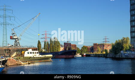 Vista sul porto di Harburg sulla storica facciata di fabbrica Foto Stock
