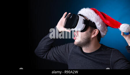 Immagine dell uomo nella Santa il cappello e occhiali di realtà virtuale Foto Stock