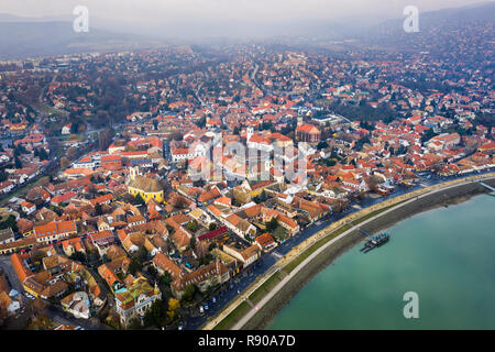 Szentendre, Ungheria - Antenna vista sullo skyline di Szentnedre, graziosa cittadina sul fiume nella contea di Pest dal di sopra in inverno Foto Stock