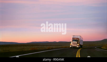 Classe Peterbilt traversina 8 camion sull'autostrada 129 in sud orientale dello Stato di Washington STATI UNITI D'AMERICA Foto Stock