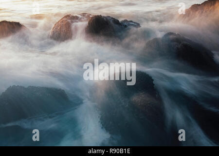 In arrivo e surf onde sul litorale al crepuscolo, Point Reyes National Seashore, California, Stati Uniti d'America. Foto Stock