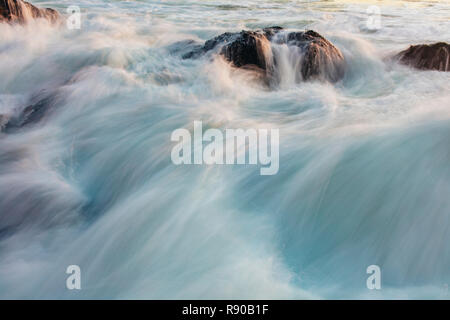 In arrivo e surf onde sul litorale al crepuscolo, Point Reyes National Seashore, California, Stati Uniti d'America. Foto Stock