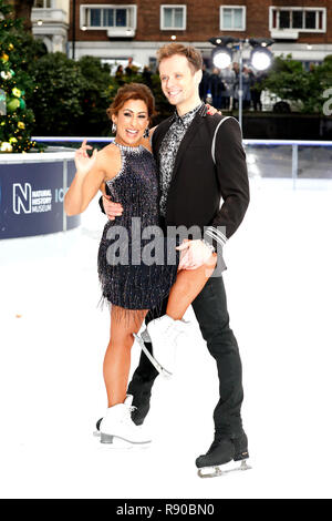 Saira Khan (sinistra) e Mark Hanretty (a destra) durante la stampa di lancio per la prossima serie di danza su ghiaccio presso il Museo di Storia naturale pista di pattinaggio su ghiaccio a Londra. Picture Data: martedì 18 dicembre, 2018. Foto di credito dovrebbe leggere: David Parry/PA FILO Foto Stock