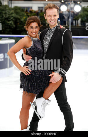 Saira Khan (sinistra) e Mark Hanretty (a destra) durante la stampa di lancio per la prossima serie di danza su ghiaccio presso il Museo di Storia naturale pista di pattinaggio su ghiaccio a Londra. Picture Data: martedì 18 dicembre, 2018. Foto di credito dovrebbe leggere: David Parry/PA FILO Foto Stock