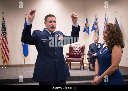 Il colonnello in pensione Howard Ward Jr. dà due ufficiale generale stelle a Kathy può, moglie del Col. Brian May, 403Operazioni comandante del gruppo nel corso della cerimonia di promozione Marzo 4, 2017 a Keesler Air Force Base, Mississippi. Foto Stock