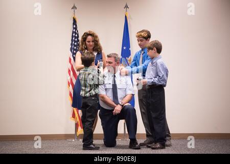 Col. Brian May, 403Operations Group comandante Colonnello ha rango riposte su da sua moglie Kathy e i loro figli Giovanni, Darrio e Cameron durante la sua cerimonia di promozione Marzo 4, 2017 a Keesler Air Force Base, Mississippi. Foto Stock