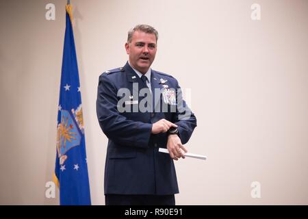 Col. Brian May, 403gruppo Operations commander parla circa l'importanza di confidare il suo popolo durante la sua cerimonia di promozione Marzo 4, 2017 a Keesler Air Force Base, Mississippi. Foto Stock