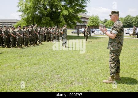 Stati Uniti Navy Capt. Brian Tolbert, comandante, 2° Battaglione medico (2d MED BN), II Marine Expeditionary Force (II) MEF, indirizzi Marines e marinai di 2D MED BN, II MEF, prima di ricevere la "Lt. Gen. Chesty estrattore" straordinaria Leadership Award su Camp Lejeune, N.C., 10 maggio 2017. Il battaglione guadagnato questo premio per eccezionali capacità professionali, prestazioni superiori e dedizione per sostenere la missione della II MEF. Foto Stock