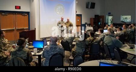 Lt. Col. Lawrence Dugan, il membro responsabile della logistica con forza comune sede, Pennsylvania Guardia nazionale, presentato Master Sgt. Charles Anthony, una superficie specialista di manutenzione con la Pennsylvania Guardia Nazionale, con la sua strategia Lean Six Sigma per la cintura verde di certificazione Lean Six Sigma 9 Marzo 2017 alla conferenza di manutenzione a Fort Indiantown Gap, Pa., firmato da Brig. Gen. Anthony Carrelli, Pennsylvania di aiutante generale. Foto Stock