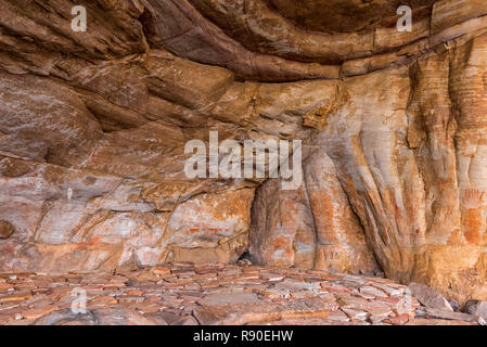 Una grotta con pitture rupestri a Truitjieskraal del Cederberg montagne della provincia del Capo occidentale Foto Stock