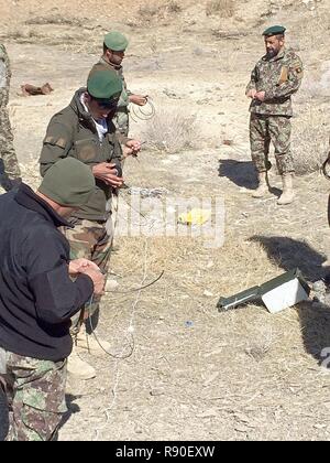 L Esercito nazionale afgano Ordinanza sugli esplosivi militari dal 203rd Thunder Corps, creare una mainline linea di diramazione di smaltire i pericoli durante un esplosivo Riduzione di rischi in corso presso il tuono Corps campo di addestramento vicino a Gardez, Afghanistan. Foto Stock