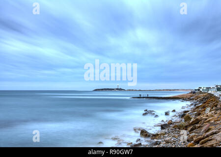 Faro di Trafalgar al tramonto con il fishermans Foto Stock