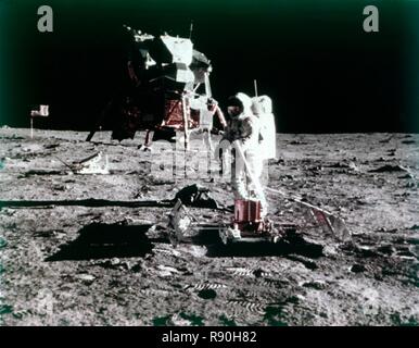 Buzz Aldrin imposta l'esperimento sismico, Apollo II missione, luglio 1969. Creatore: Neil Armstrong. Foto Stock