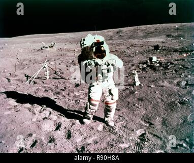 Astronauta John Young sulla superficie lunare, la missione Apollo 16, 21 aprile 1972. Creatore: Charles Duke. Foto Stock