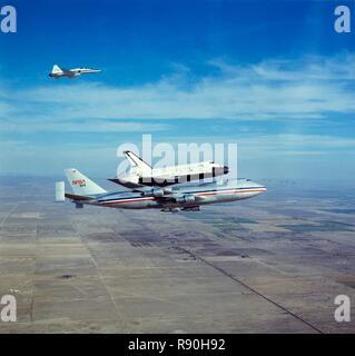 Lo Space Shuttle Orbiter "Columbia" sul Boeing 747 vettore navetta, degli anni ottanta. Creatore: la NASA. Foto Stock