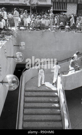 Sydney Australia, 13 marzo 1977: una folla di persone di tutte le età attendono l arrivo della Regina Elisabetta II e del Principe Filippo a Sydney piazza vicino al Municipio. La coppia reale ha partecipato ad un ricevimento civico con il sindaco, Leo porto e poi un servizio presso la vicina St Andrews Cattedrale. Sua Maestà la Regina e il principe sono stati in visita a Sydney insieme a numerose altre parti dell'Australia durante il mese di marzo come parte del loro Giubileo d'argento world tour. Credito foto Stephen Dwyer (Età 17) Foto Stock