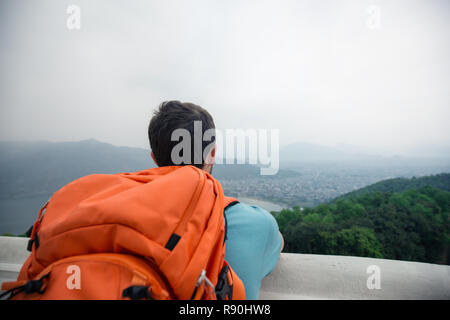 Vista posteriore del Tourist Godetevi la città dalla terrazza Foto Stock