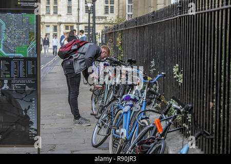 Le biciclette parcheggiate fino contro le ringhiere di uno di Oxford le numerose facoltà educative. Foto Stock